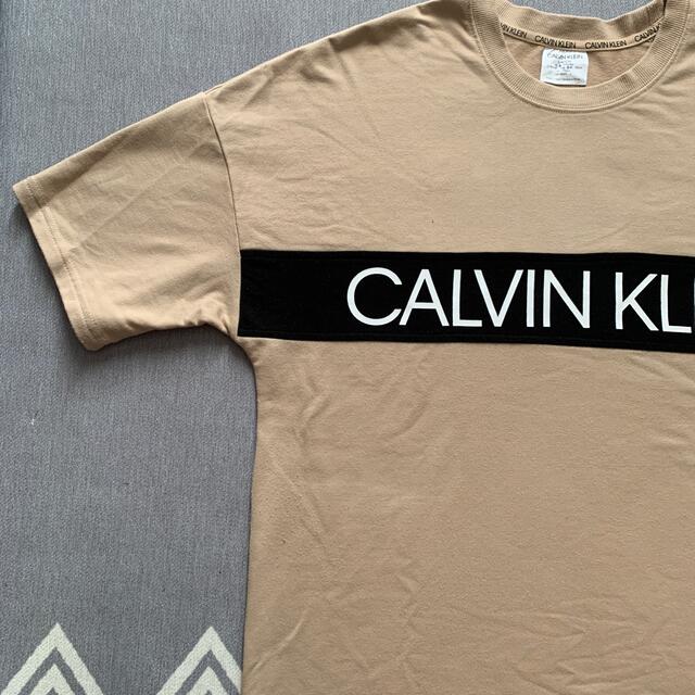 Calvin Klein(カルバンクライン)のCalvin klein ベージュ　Tシャツ メンズのトップス(Tシャツ/カットソー(半袖/袖なし))の商品写真