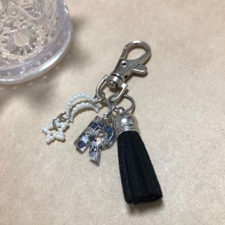 ハンドメイドチャーム イニシャルR ブラック