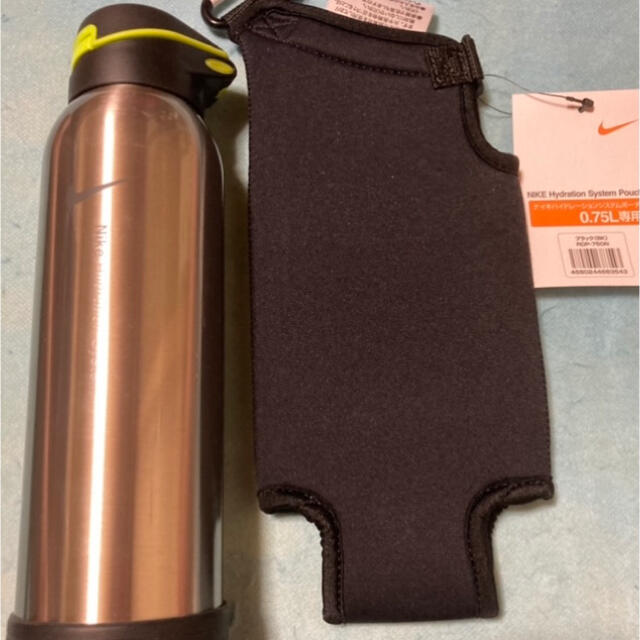 NIKE(ナイキ)の★Nike Hydration System水筒750cc＋ボトルPouch ★ キッズ/ベビー/マタニティの授乳/お食事用品(水筒)の商品写真