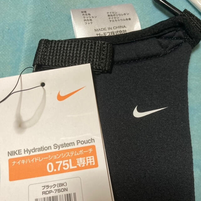 NIKE(ナイキ)の★Nike Hydration System水筒750cc＋ボトルPouch ★ キッズ/ベビー/マタニティの授乳/お食事用品(水筒)の商品写真