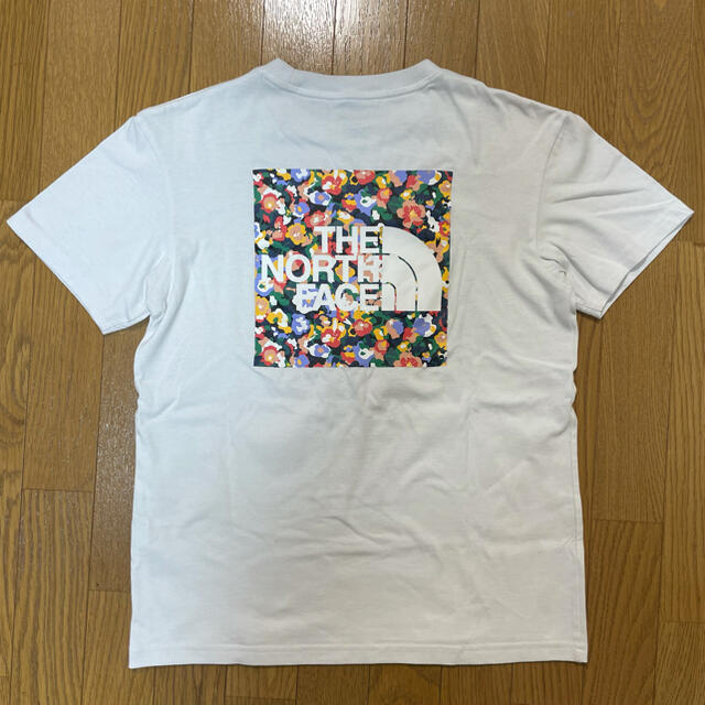 THE NORTH FACE(ザノースフェイス)の韓国限定　ノースフェイス　ホワイトレーベル　tシャツ　花柄 レディースのトップス(Tシャツ(半袖/袖なし))の商品写真