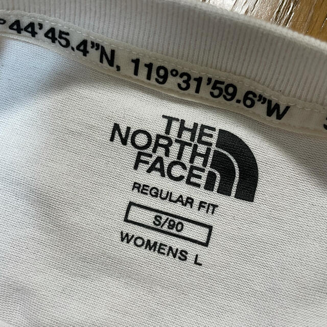 THE NORTH FACE(ザノースフェイス)の韓国限定　ノースフェイス　ホワイトレーベル　tシャツ　花柄 レディースのトップス(Tシャツ(半袖/袖なし))の商品写真