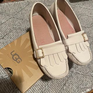 アグ(UGG)のUGG オフホワイト ローファー(スリッポン/モカシン)