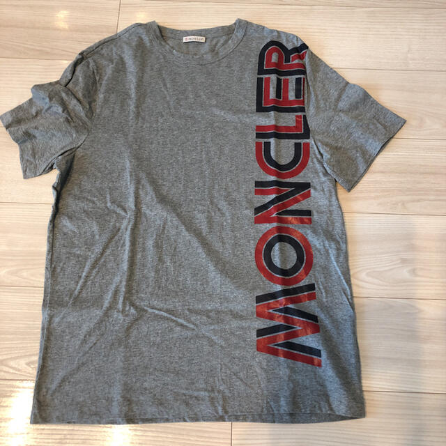 【ほぼ新品半額】MONCLER 縦ロゴ グレーTシャツ Mサイズ/ 正規品