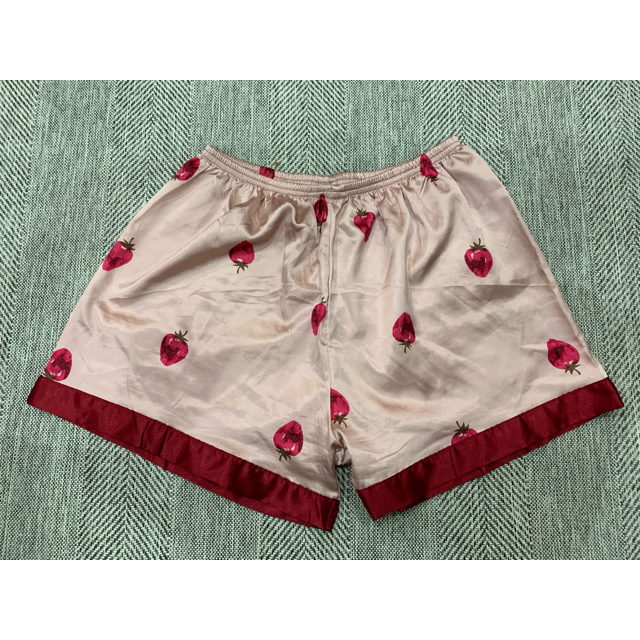 ❗️本日限定値下げ❗️ 韓国　サテンパジャマ　いちご柄　セット　巾着付き レディースのルームウェア/パジャマ(ルームウェア)の商品写真