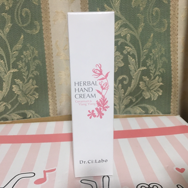 Dr.Ci Labo(ドクターシーラボ)の新品未開封 ハーバルハンドクリーム ゼラニウム&イランイラン 50ｇ コスメ/美容のボディケア(ハンドクリーム)の商品写真