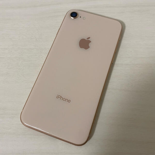 Apple(アップル)のiphone8 ゴールド スマホ/家電/カメラのスマートフォン/携帯電話(スマートフォン本体)の商品写真