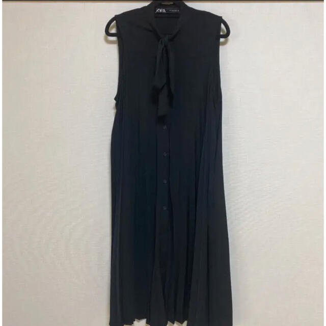 ZARA(ザラ)の新品　ZARA リボン付き　プリーツ　ワンピース レディースのワンピース(ロングワンピース/マキシワンピース)の商品写真