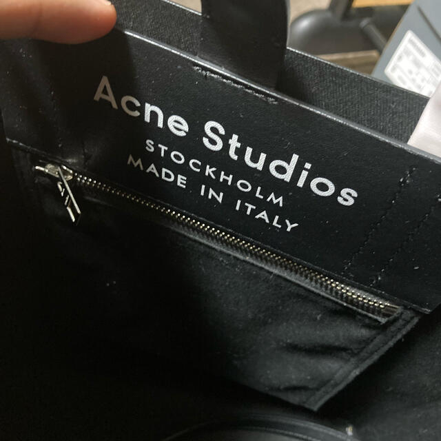 ACNE(アクネ)のacne studiosエナメルトートバッグ メンズのバッグ(トートバッグ)の商品写真