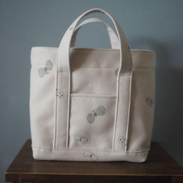 mina perhonen(ミナペルホネン)のaiguille　ミナペルホネンハンドメイドトートバッグ　薄ピンク×くすみブルー レディースのバッグ(トートバッグ)の商品写真