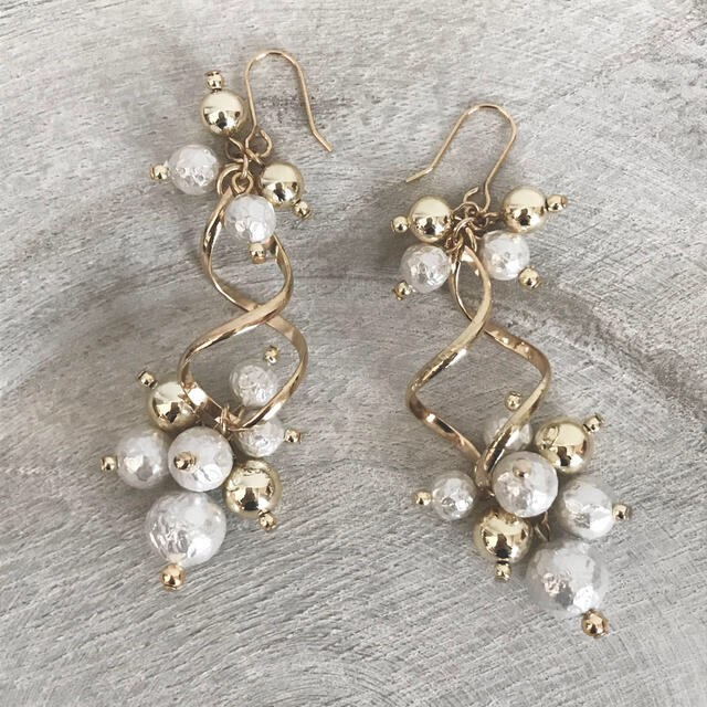 高い素材 ホワイト×ゴールドcolor✳︎シュリンクパール✳︎メタルツイスト✳︎ピアス ピアス