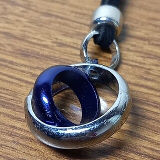 【中古】ネックレス　黒紐　シルバー&ブルー　リングタイプ(ネックレス)