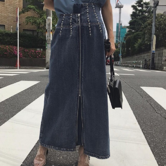 Ameri VINTAGE(アメリヴィンテージ)のAmeri VINTAGE STUDS LINE DENIM SKIRT レディースのスカート(ロングスカート)の商品写真