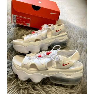 ナイキ(NIKE)の美品☆NIKEエアマックスココ ホワイト×レッド size7(24㎝)(サンダル)