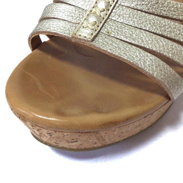 UGG(アグ)のUGG(アグ) 7 レディース - ゴールド レザー レディースの靴/シューズ(サンダル)の商品写真