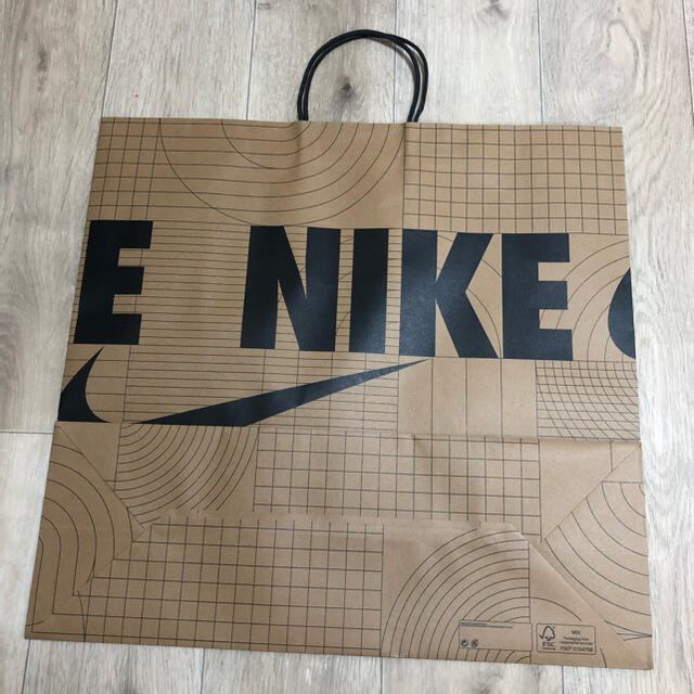 NIKE(ナイキ)の特大サイズ 紙袋　ナイキ ショッパー 袋 梱包資材　ナイキ紙袋　プレゼント包装 レディースのバッグ(ショップ袋)の商品写真