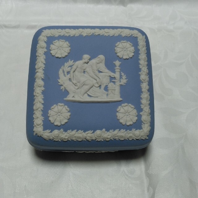 WEDGWOOD(ウェッジウッド)の【新品･週末特価】ウェッジウッドのジャスパーの角形蓋付き小物入れ インテリア/住まい/日用品のインテリア小物(小物入れ)の商品写真