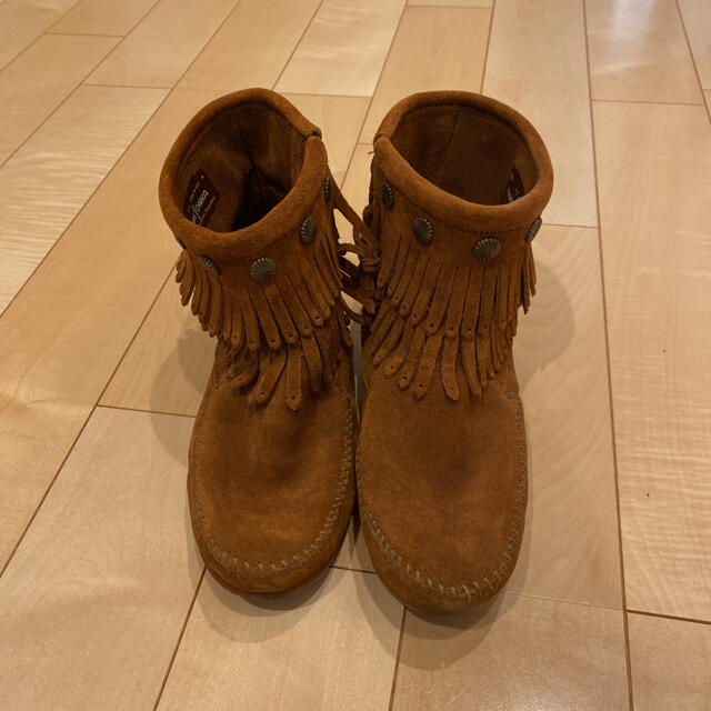 Minnetonka(ミネトンカ)のミネトンカ　ショートブーツ　フリンジブーツ レディースの靴/シューズ(ブーツ)の商品写真