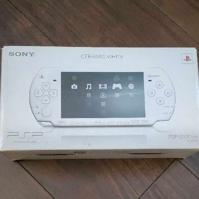 PlayStation Portable(プレイステーションポータブル)のPSP2000　箱のみ　ACアダプター　説明書付 エンタメ/ホビーのゲームソフト/ゲーム機本体(その他)の商品写真