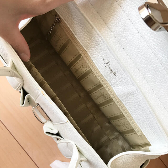 GINZA Kanematsu(ギンザカネマツ)の銀座カネマツ　ショルダーバック　バンドバック　白　革 レディースのバッグ(ハンドバッグ)の商品写真