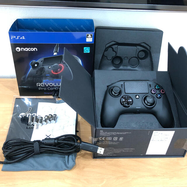 PlayStation4(プレイステーション4)のNACON REVOLUTION Pro Controller 2 エンタメ/ホビーのゲームソフト/ゲーム機本体(家庭用ゲーム機本体)の商品写真