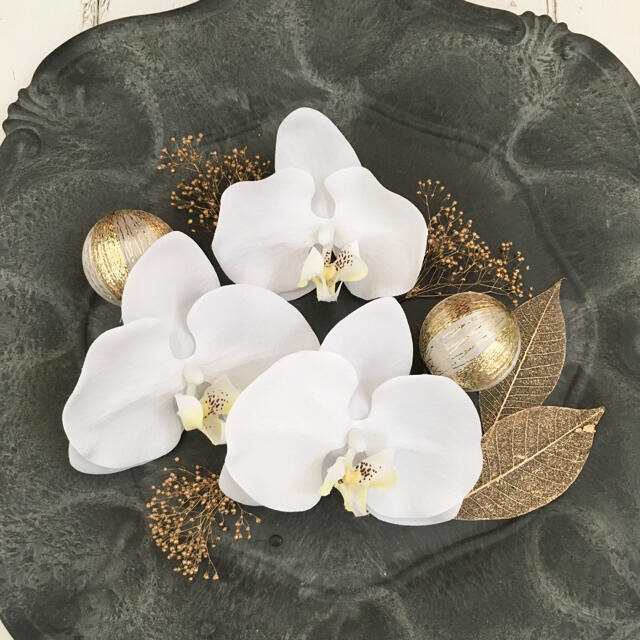胡蝶蘭とゴールドのかすみ草とボール　スケルトンリーフの髪飾り⭐︎結婚式 ハンドメイドのウェディング(ヘッドドレス/ドレス)の商品写真