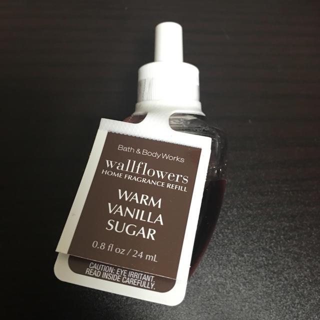 Bath & Body Works(バスアンドボディーワークス)のWallflower★プラグリフィル★芳香剤★ウォームバニラシュガー コスメ/美容のリラクゼーション(アロマグッズ)の商品写真