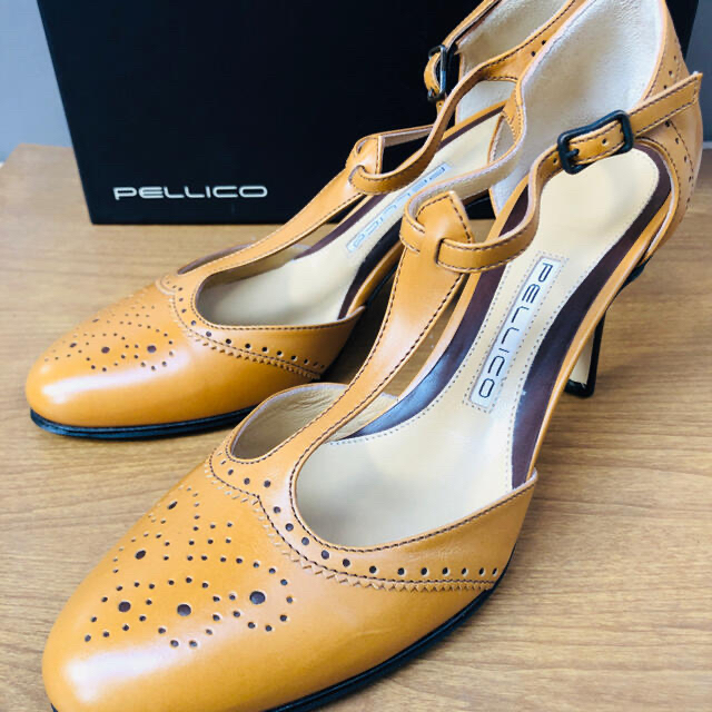PELLICO(ペリーコ)のドゥズィーエム購入　新品PELLICO ペリーコ　メダリオンパンプス　キャメル レディースの靴/シューズ(ハイヒール/パンプス)の商品写真