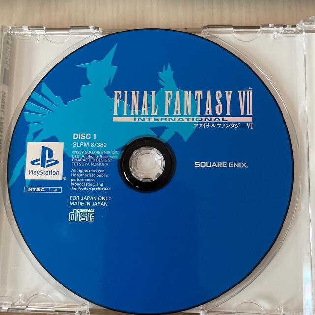 PlayStation(プレイステーション)のファイナルファンタジーVIIインターナショナル（アルティメット ヒッツ） PS エンタメ/ホビーのゲームソフト/ゲーム機本体(家庭用ゲームソフト)の商品写真