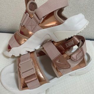 ナイキ(NIKE)の[値下げ中!]大人気！品薄ピンク　NIKE キャニオンサンダル　24.0cm (サンダル)