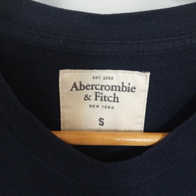 Abercrombie&Fitch(アバクロンビーアンドフィッチ)のアバクロ　Tシャツ　ブラック　ブルーロゴ メンズのトップス(Tシャツ/カットソー(半袖/袖なし))の商品写真