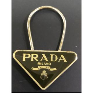 プラダ(PRADA)のプラダ ロゴプレート キーホルダー カーキ系　値下げ(キーホルダー)