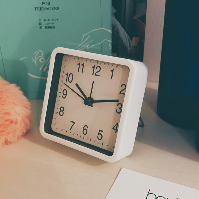 MUJI (無印良品)(ムジルシリョウヒン)のシンプルなホワイトアナログ置き時計 インテリア/住まい/日用品のインテリア小物(置時計)の商品写真