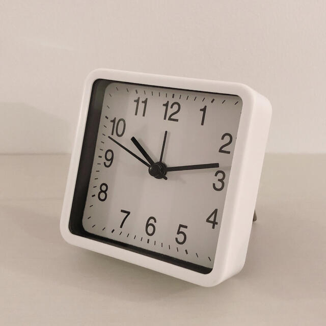 MUJI (無印良品)(ムジルシリョウヒン)のシンプルなホワイトアナログ置き時計 インテリア/住まい/日用品のインテリア小物(置時計)の商品写真