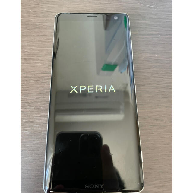Xperia(エクスペリア)の超美品　simフリー  Xperia XZ3 SOV39 シルバー　シムフリー スマホ/家電/カメラのスマートフォン/携帯電話(スマートフォン本体)の商品写真