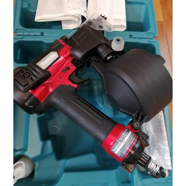 Makita(マキタ)の新品　マキタ　50mm高圧エアー釘打機  AN533H(赤)エアダスタ付ケース付 スポーツ/アウトドアの自転車(工具/メンテナンス)の商品写真