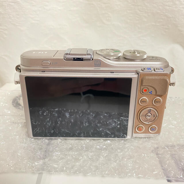 OLYMPUS(オリンパス)のOLYMPUS PEN E−PL9 E-PL9 EZ ダブルズームキット  スマホ/家電/カメラのカメラ(ミラーレス一眼)の商品写真