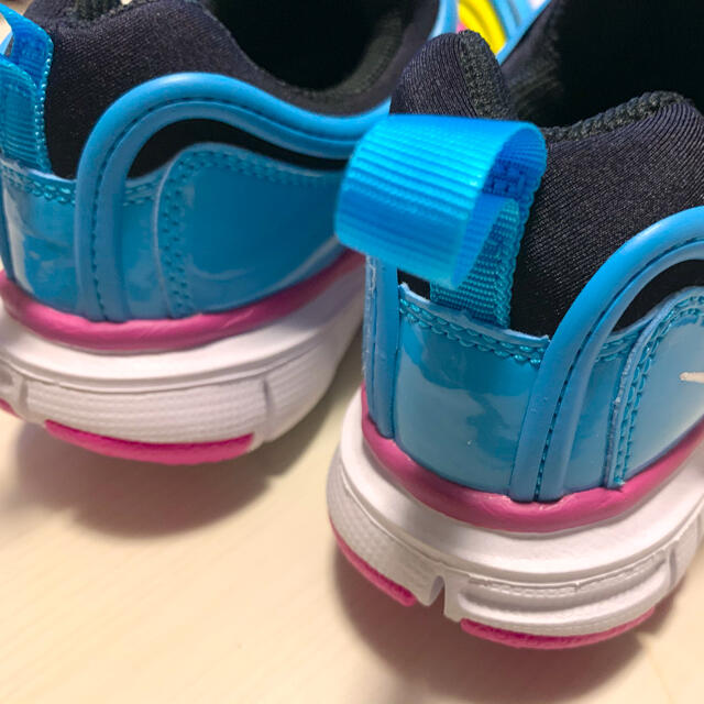 NIKE(ナイキ)のナイキ ダイナモ フリー PS 18cm 343738-023 キッズ/ベビー/マタニティのキッズ靴/シューズ(15cm~)(スニーカー)の商品写真