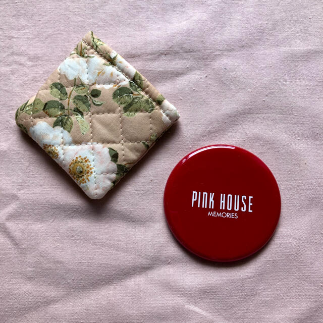 PINK HOUSE(ピンクハウス)の♪専用♪ ピンクハウス ピンバッチ など 3個アソート と ミラー ノベルティ エンタメ/ホビーのコレクション(ノベルティグッズ)の商品写真