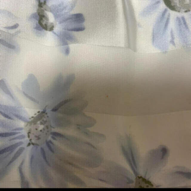 MERCURYDUO(マーキュリーデュオ)のマーガレット柄スカート レディースのスカート(ひざ丈スカート)の商品写真