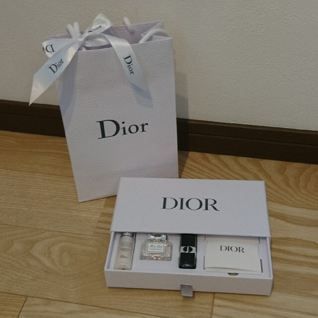 Christian Dior(クリスチャンディオール)のDior2021バースデープレゼント（新品未使用） コスメ/美容の香水(香水(女性用))の商品写真