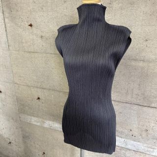 プリーツプリーズイッセイミヤケ(PLEATS PLEASE ISSEY MIYAKE)の新品同様イッセイミヤケ プリーツプリーズ ブラウス　グレー(カットソー(半袖/袖なし))