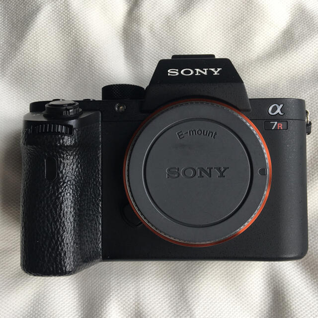 SONY(ソニー)のSONY A7Rii α7Rii ボディ＋バッテリー3個 スマホ/家電/カメラのカメラ(ミラーレス一眼)の商品写真