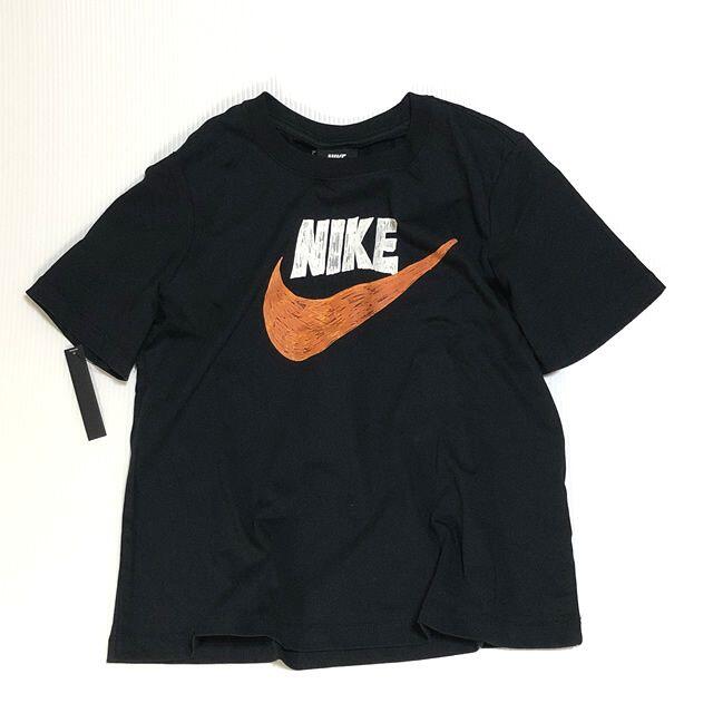 NIKE(ナイキ)のNIKE ナイキ 手描きロゴ グラフィック Tシャツ ブラック レディースのトップス(Tシャツ(半袖/袖なし))の商品写真