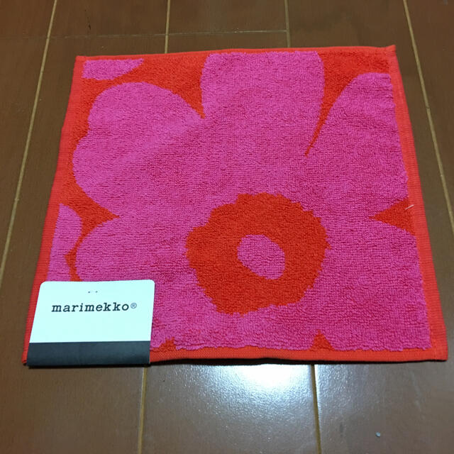 marimekko(マリメッコ)のmarimekko  ミニタオル 赤 レディースのファッション小物(ハンカチ)の商品写真