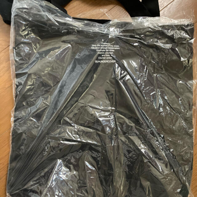 UNDERCOVER(アンダーカバー)の最終お値下げ💜新品未使用　アンダーカバー　guコラボ　布バック レディースのバッグ(エコバッグ)の商品写真
