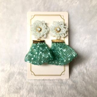 【SALE】ミントグリーンのビーズ刺繍パーツとリボンタッセルのピアス(ピアス)