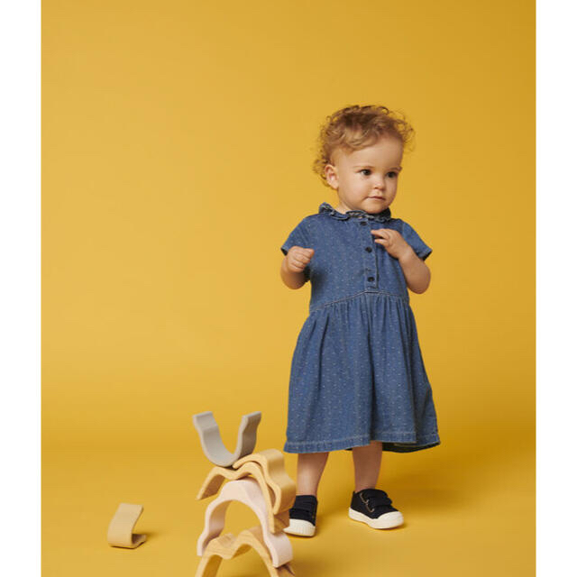 PETIT BATEAU(プチバトー)の＊ご専用＊ 新品未使用 プチバトー  ライトデニム 半袖  ワンピース  36m キッズ/ベビー/マタニティのキッズ服女の子用(90cm~)(ワンピース)の商品写真