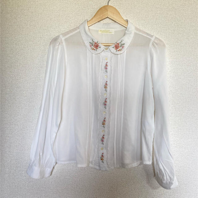 w closet(ダブルクローゼット)のw closet 花刺繍ブラウス レディースのトップス(シャツ/ブラウス(半袖/袖なし))の商品写真