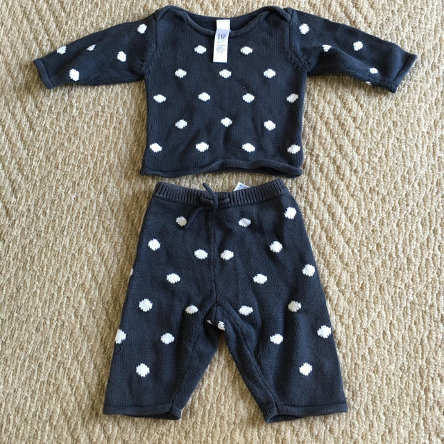 babyGAP(ベビーギャップ)のGAP ドット柄 上下セット 60 キッズ/ベビー/マタニティのベビー服(~85cm)(ニット/セーター)の商品写真